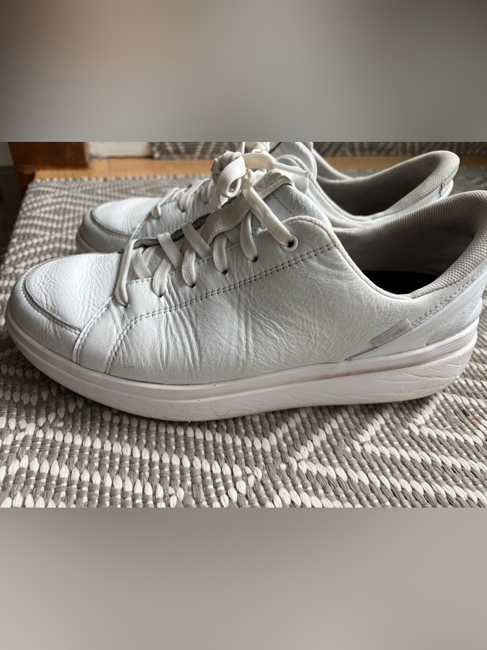 *KIZIK* Women's 9 White Sydney leather Sneakers